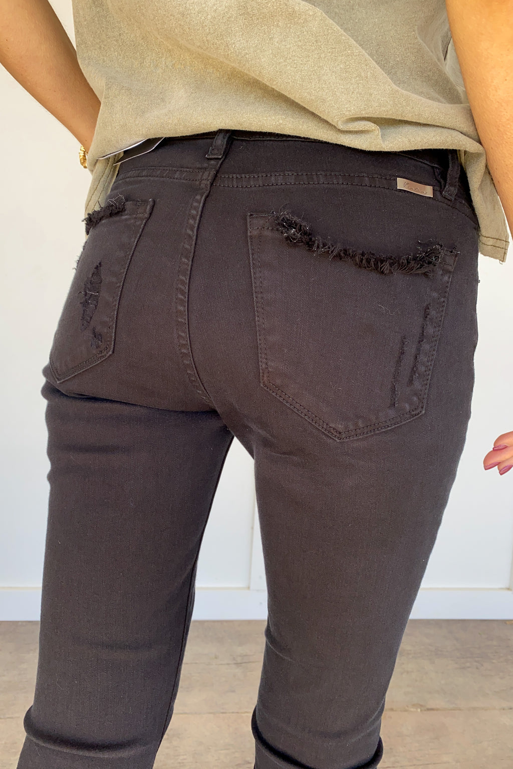 Malory Distressed Black Kancans